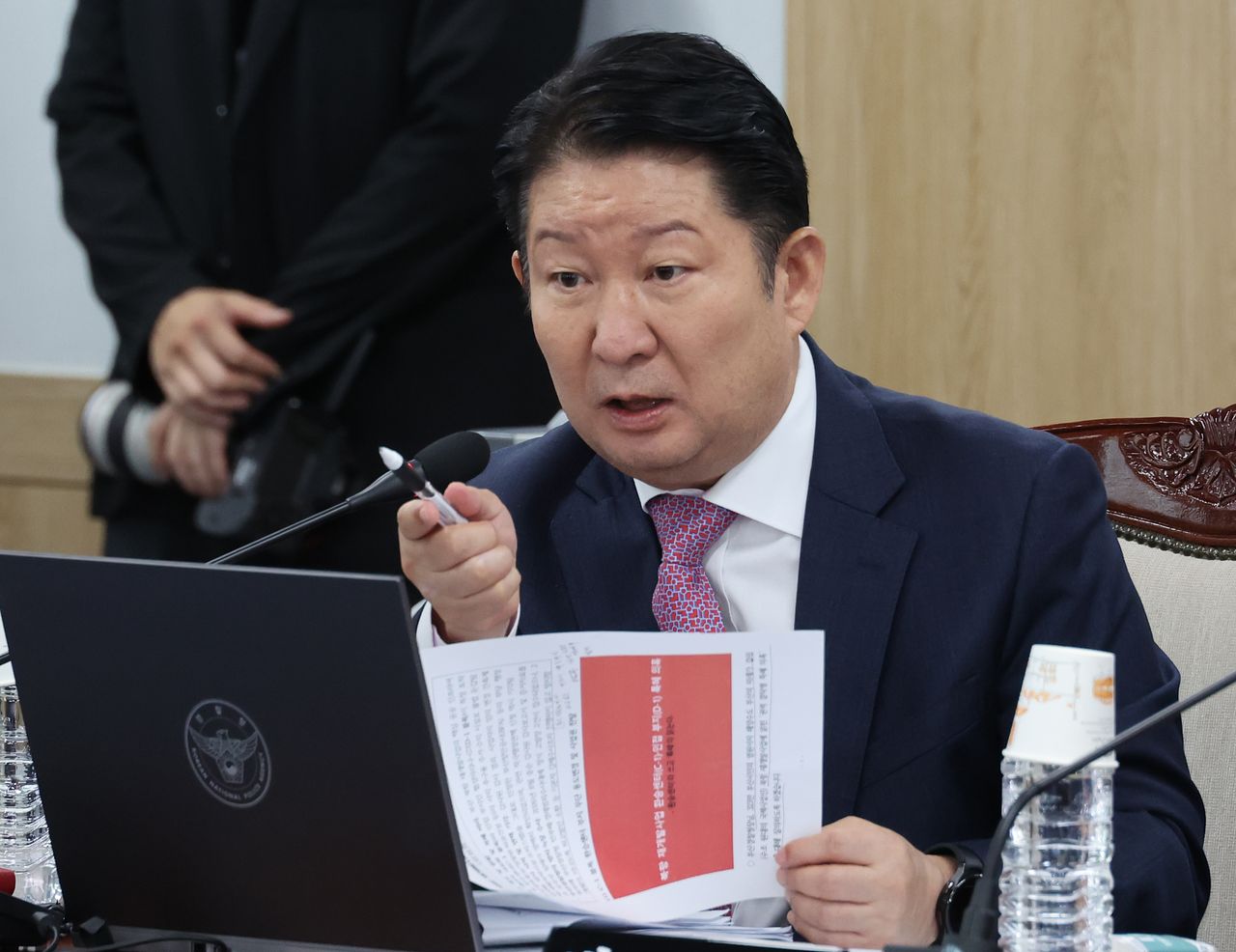 권영진 국민의힘 의원이 21일 부산시 연제구 부산경찰청에서 열린 국회 행정안전위원회의 부산경찰청에 대한 국정감사에서 질의하고 있다. 연합뉴스