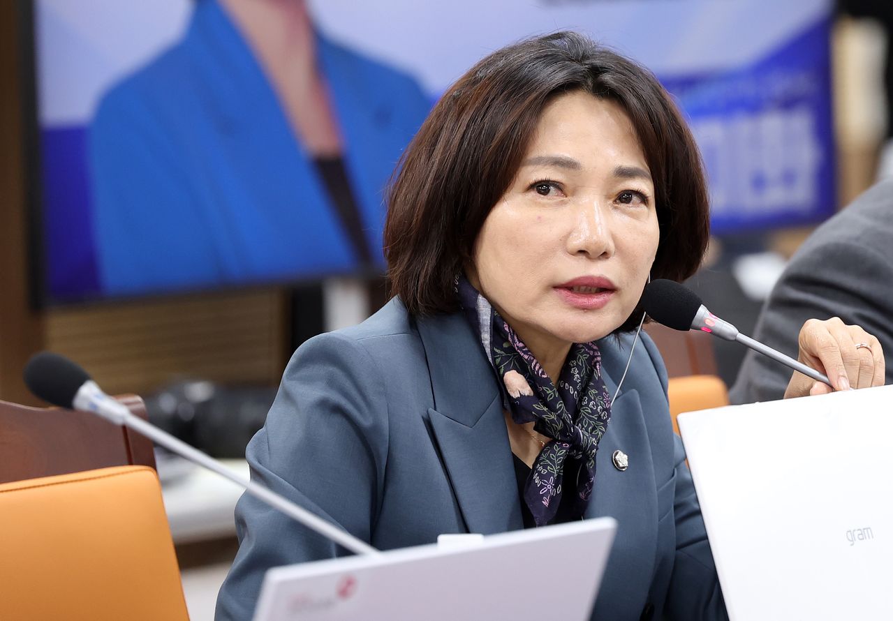 16일 강원 원주시 국민건강보험공단 본부에서 열린 국회 보건복지위원회의 국민건강보험공단(건보)·건강보험심사평가원(심평원)에 대한 국정감사에 참석한 서미화 더불어민주당 의원이 질의하고 있다. 연합뉴스