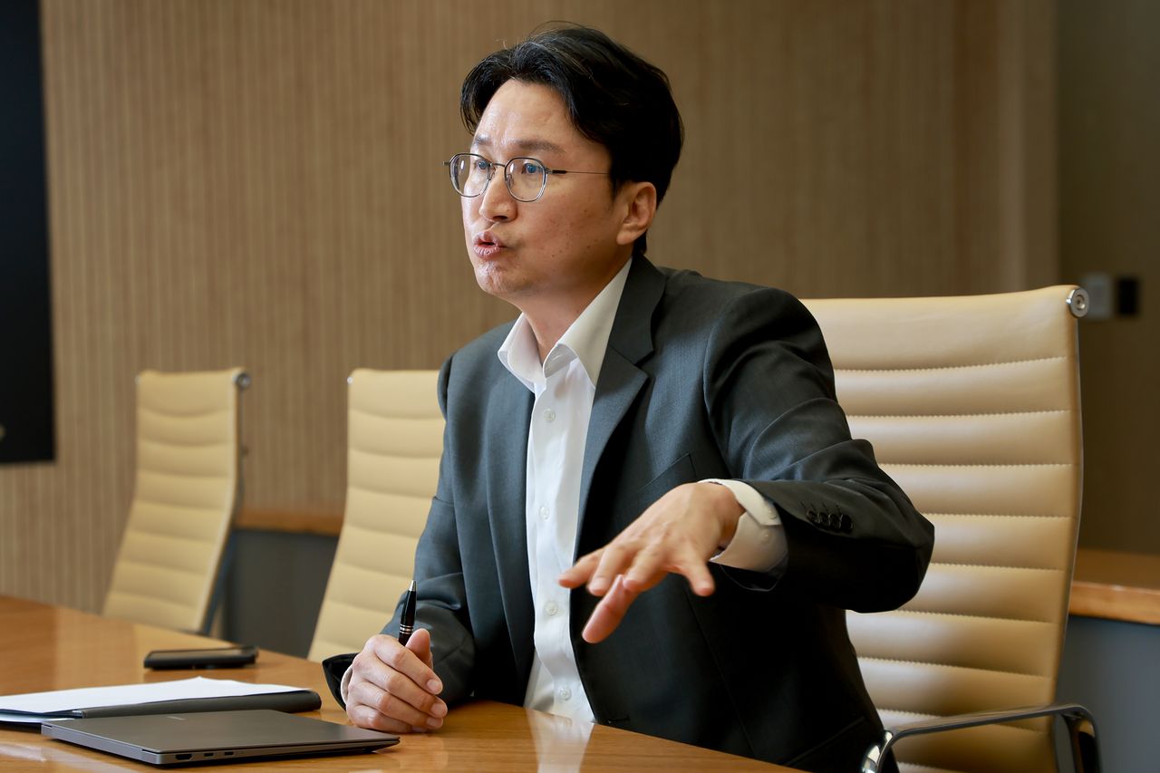 지난 19일 서울 강남구 역삼동 세라젬 서울타운에서 이경수 세라젬 대표가 창업주 이환성 회장의 양자가 된 배경과 향후 경영권 승계 계획을 설명하고 있다. 장진영 기자 