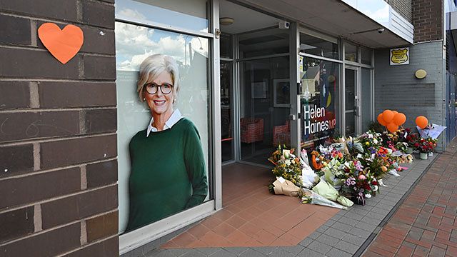 20일(현지시간) 호주 남동부 빅토리아주 왕가라타 지역의 헬렌 헤인스 하원의원 사무실 앞에 그의 쾌유를 비는 사람들이 꽃다발이 쌓여 있다. 헤인스 의원은 전날 차량 공격을 당해 중태다. EPA=연합뉴스 