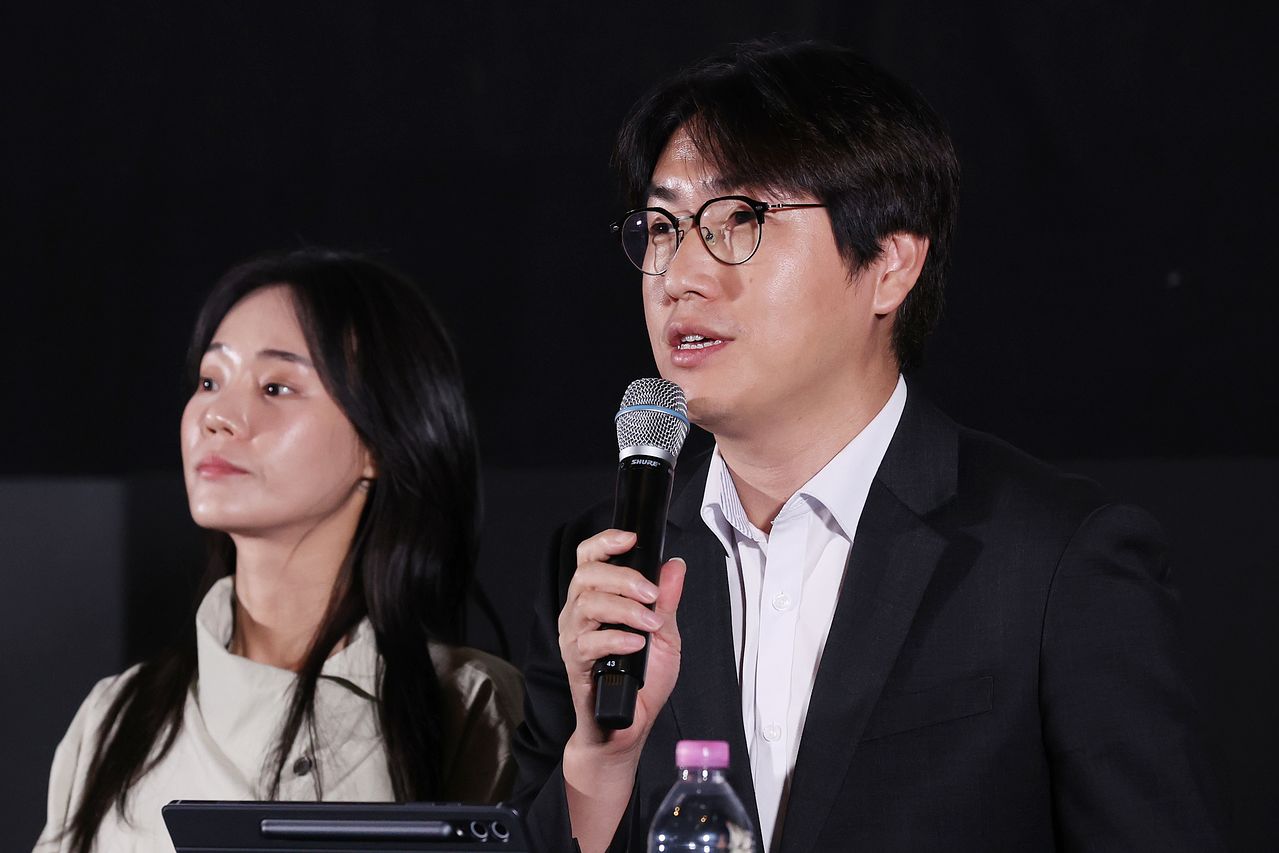 하정우 국가인공지능전략위원회 부위원장이 지난달 7일 서울 용산구 CGV 용산아이파크몰에서 열린 영화 '스틸레이' 시사회ㆍ간담회에서 질문에 답하고 있다. 연합뉴스