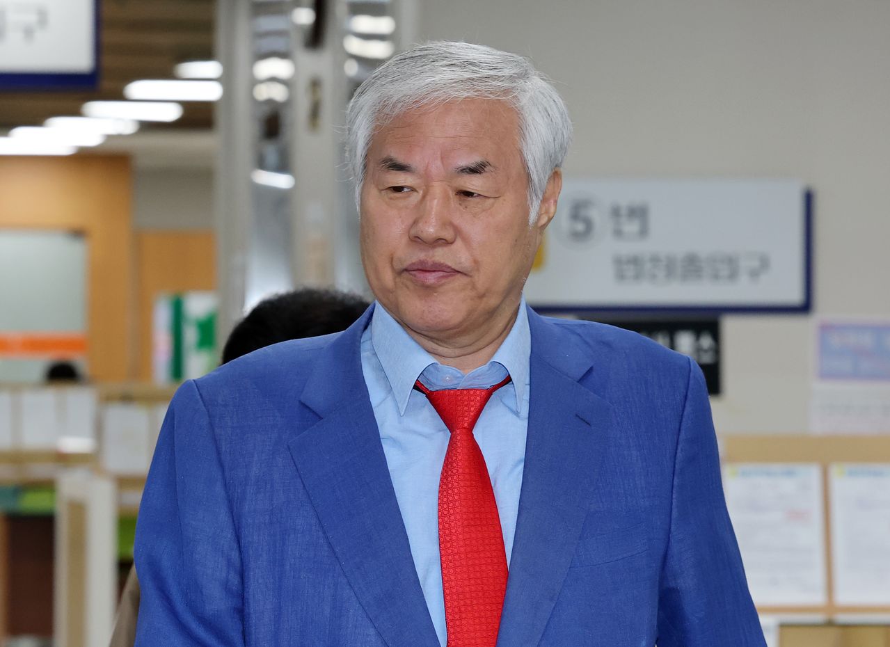 전광훈 사랑제일교회 목사가 지난 12일 서초구 서울중앙지방법원에서 열린 공직선거법위반 공판에 출석하고 있다.뉴스1