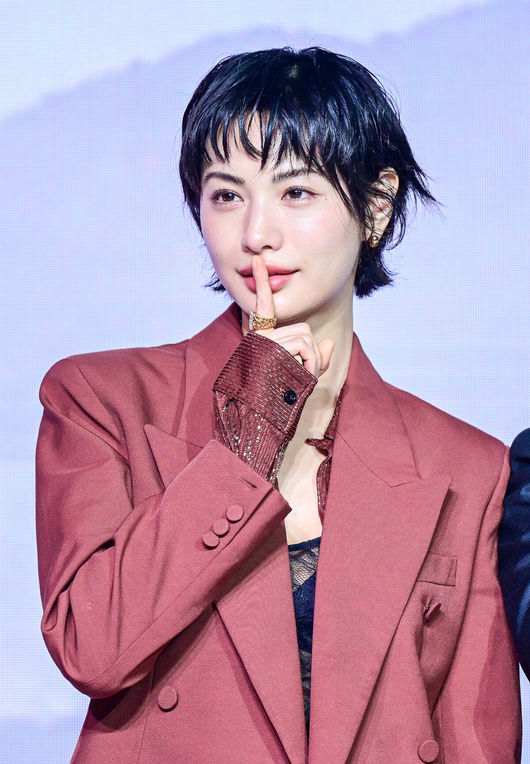 [OSEN=최규한 기자] 9일 오전 서울 JW 메리어트 동대문 스퀘어에서 넷플릭스(Netflix) 시리즈 '스캔들' 제작발표회가 열렸다.넷플릭스 시리즈 '스캔들'은 조선시대 여인으로만 갇혀 살기엔 뛰어난 재능을 가진 '조씨부인’(손예진 분)과 조선 최고의 연애꾼 '조원’(지창욱 분)이 벌이는 발칙하고 위험한 사랑 내기, 그리고 그 내기에 얽히게 된 청상과부 '희연’(나나 분)의 이야기를 그린 작품이다.배우 나나가 포토타임을 하고 있다. 2026.09.09 / dreamer@osen.co.kr