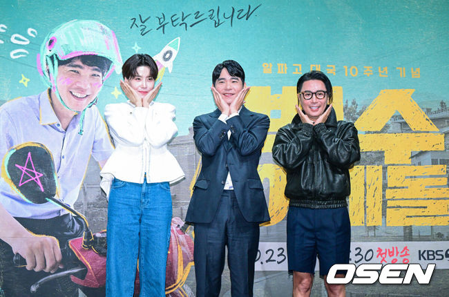 [OSEN=최규한 기자] 22일 오전 서울 여의도 KBS 별관에서 새 예능 '백수 이세돌' 제작발표회가 열렸다.'백수 이세돌'은 2016년 알파고를 상대로 1승을 거두고 바둑계를 떠난 이세돌이 기계가 대체할 수 없는 일터에 직접 뛰어드는 리얼 아날로그 생존기다.방송인 장도연, 전 바둑기사 이세돌, 정재형이 포토타임을 하고 있다. 2026.10.22 / dreamer@osen.co.kr