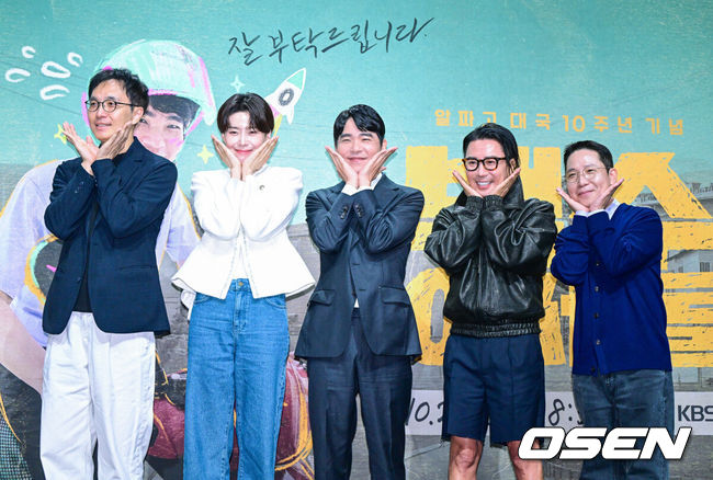 [OSEN=최규한 기자] 22일 오전 서울 여의도 KBS 별관에서 새 예능 '백수 이세돌' 제작발표회가 열렸다.'백수 이세돌'은 2016년 알파고를 상대로 1승을 거두고 바둑계를 떠난 이세돌이 기계가 대체할 수 없는 일터에 직접 뛰어드는 리얼 아날로그 생존기다.고세준 CP, 방송인 장도연, 전 바둑기사 이세돌, 정재형, 이명섭 PD(왼쪽부터)가 포토타임을 하고 있다. 2026.10.22 / dreamer@osen.co.kr