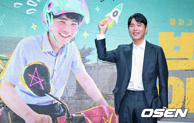 [OSEN=최규한 기자] 22일 오전 서울 여의도 KBS 별관에서 새 예능 '백수 이세돌' 제작발표회가 열렸다.'백수 이세돌'은 2016년 알파고를 상대로 1승을 거두고 바둑계를 떠난 이세돌이 기계가 대체할 수 없는 일터에 직접 뛰어드는 리얼 아날로그 생존기다.전 바둑기사 이세돌이 포토타임을 하고 있다. 2026.10.22 / dreamer@osen.co.kr