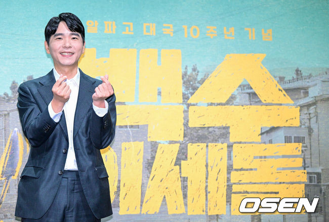 [OSEN=최규한 기자] 22일 오전 서울 여의도 KBS 별관에서 새 예능 '백수 이세돌' 제작발표회가 열렸다.'백수 이세돌'은 2016년 알파고를 상대로 1승을 거두고 바둑계를 떠난 이세돌이 기계가 대체할 수 없는 일터에 직접 뛰어드는 리얼 아날로그 생존기다.전 바둑기사 이세돌이 포토타임을 하고 있다. 2026.10.22 / dreamer@osen.co.kr