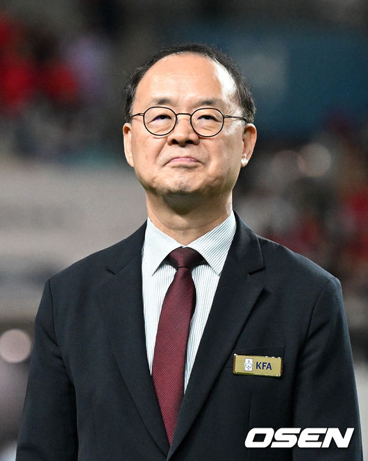 [OSEN= 서울월드컵경기장, 이대선 기자] 로베르트모레노 임시 감독이 이끄는 대한민국 축구 국가대표팀은 28일 서울월드컵경기장에서 디에고 포를란 감독이 지휘하는 우루과이와 A매치 맞대결을 치러 1-4로 대패했다.이로써 모레노 감독은 지난 에콰도르전 3-0 완승 분위기를 이어기는 데 실패했다. 부임 2경기 만에 남미 강호 우루과이를 만나 1-4로 무너졌다.경기에 앞서 이용수 대한축구협회장 직무대행이 그라운드를 바라보고 있다. 2026.09.28 / sunday@osen.co.kr