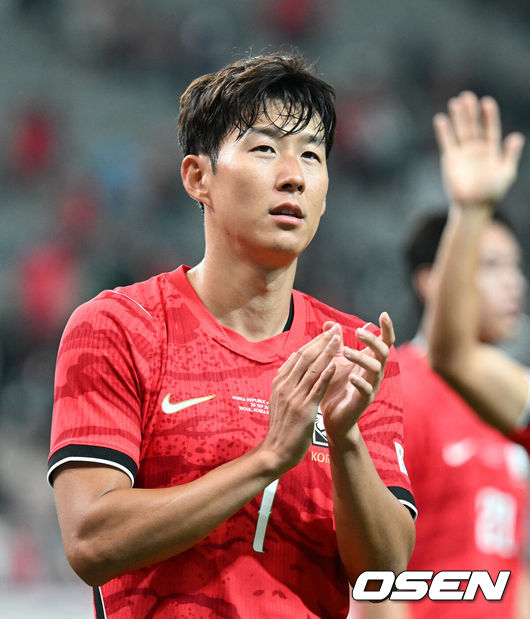 [OSEN= 서울월드컵경기장, 이대선 기자] 로베르트모레노 임시 감독이 이끄는 대한민국 축구 국가대표팀은 28일 서울월드컵경기장에서 디에고 포를란 감독이 지휘하는 우루과이와 A매치 맞대결을 치러 1-4로 대패했다.이로써 모레노 감독은 지난 에콰도르전 3-0 완승 분위기를 이어기는 데 실패했다. 부임 2경기 만에 남미 강호 우루과이를 만나 1-4로 무너졌다.경기 종료 후 한국 손흥민이 관중석을 향해 인사를 하고 있다. 2026.09.28 / sunday@osen.co.kr