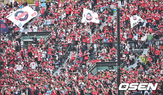 [OSEN=부산, 이석우 기자] 6일 부산 사직야구장에서 2025 신한 SOL 뱅크 KBO 리그 롯데 자이언츠와 두산 베어스의 경기가 열렸다. 홈팀 롯데는 데이비슨이, 방문팀 두산은 김유성이 선발로 출전했다.동백데이 맞이한 사직에 시즌 4번째 매진을 달성한 팬들이 붉은 유니폼을 입고 응원을 하고 있다. 2025.04.06 / foto0307@osen.co.kr