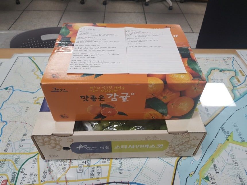 구급 출동으로 도움받은 시민이 울산 염포119안전센터에 전달한 편지와 과일박스. 사진 울산 북부소방서=연합뉴스