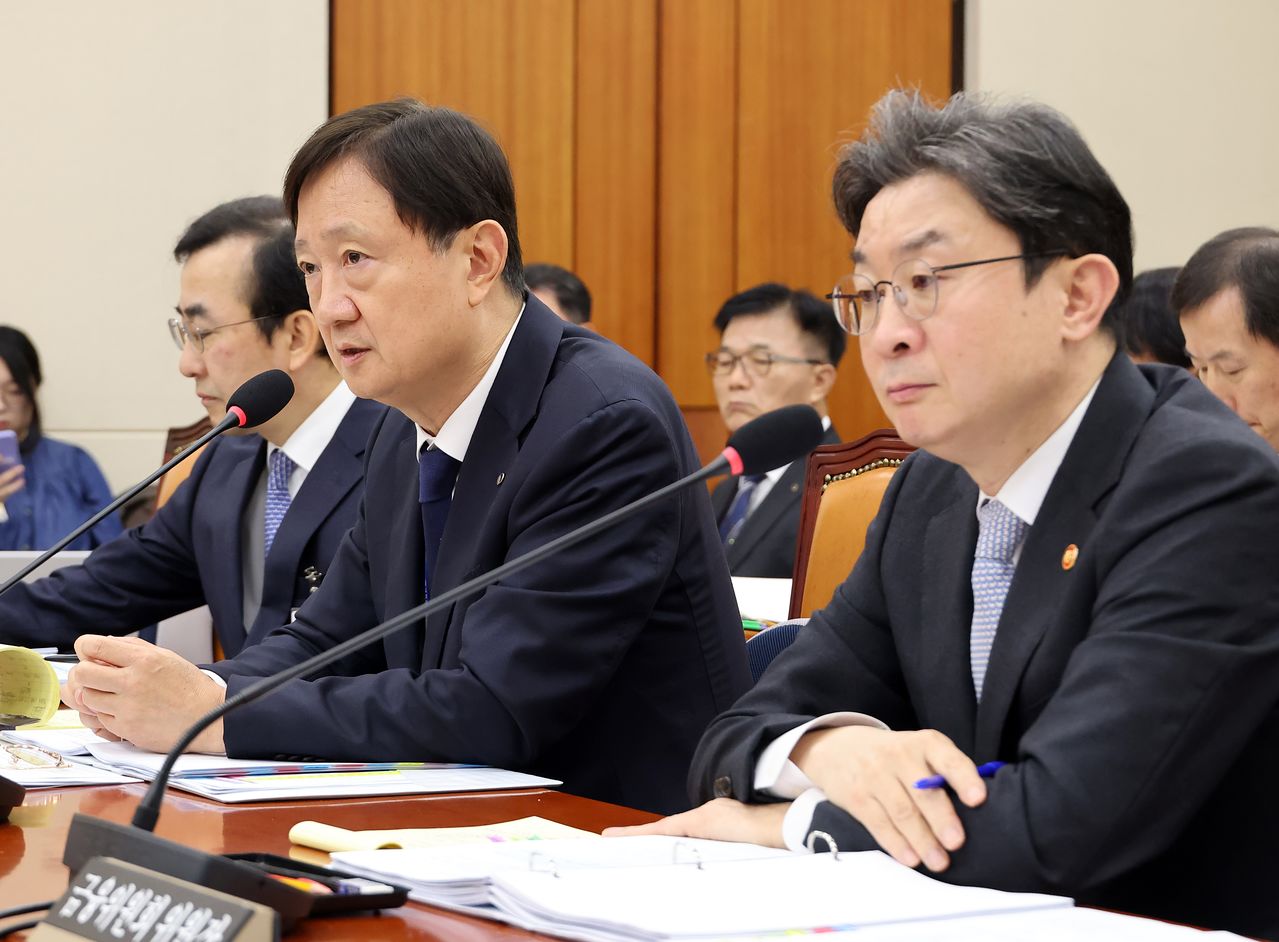 이찬진 금융감독원장(왼쪽)과 이억원 금융위원장(오른쪽)이 22일 국회에서 열린 정무위원회 국정감사에 참석한 모습. 연합뉴스.