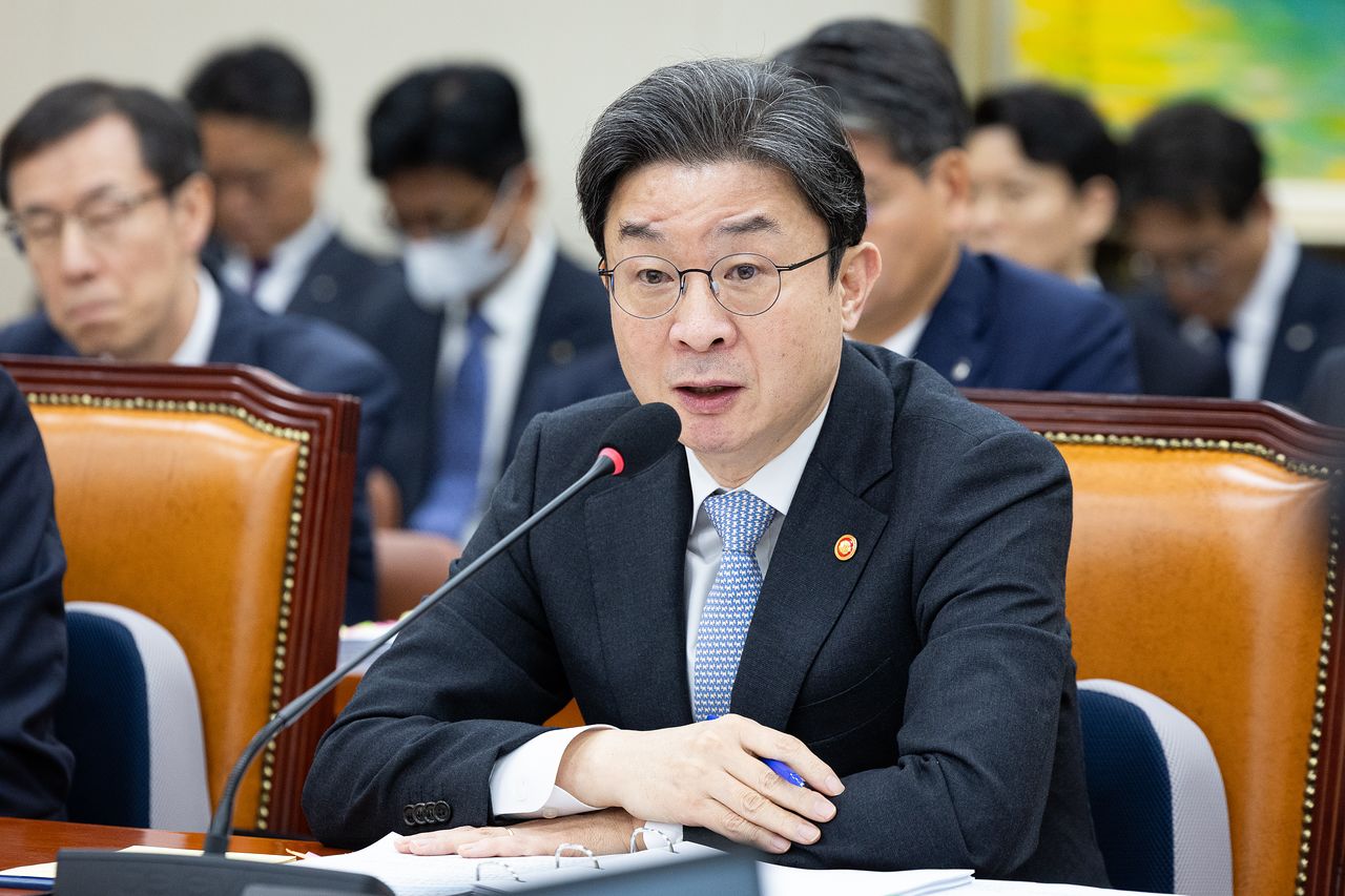 이억원 금융위원장이 22일 서울 여의도 국회에서 열린 정무위원회의 금융위원회, 금융감독원 등에 대한 국정감사 종합감사에 출석해 의원 질의에 답하고 있다. 뉴스1.