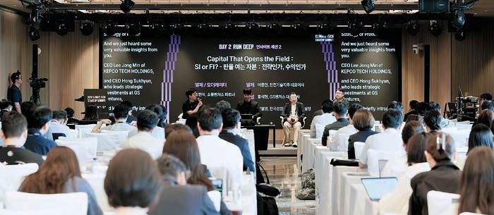 카카오 임팩트재단과 소풍벤처스가 지난달 제주 카카오 스페이스닷원 멀티홀에서 개최한 ‘2026 기후테크 스타트업 서밋’ 참석자들이 ‘판을 여는 자본: 전략인가, 수익인가’를 주제로 토론하고 있다. [사진 소풍벤처스]