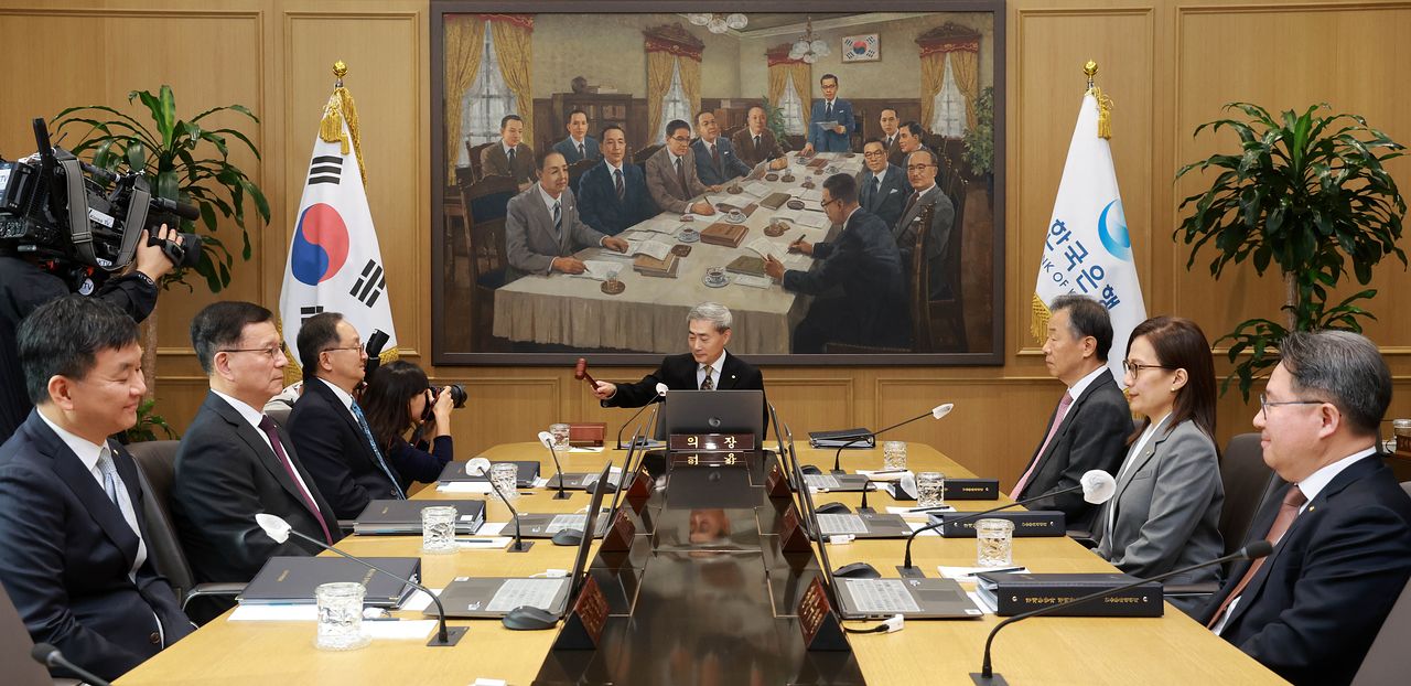 신현송 한국은행 총재가 22일 서울 중구 한국은행에서 열린 금융통화위원회 회의에서 의사봉을 두드리고 있다. 사진공동취재단