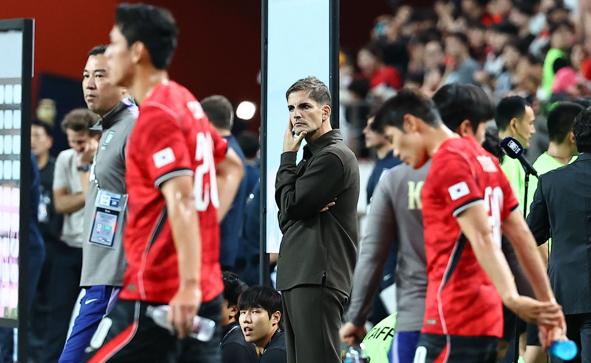 로베르트 모레노 한국축구대표팀 감독이 생각에 잠겨있다. 김종호 기자 
