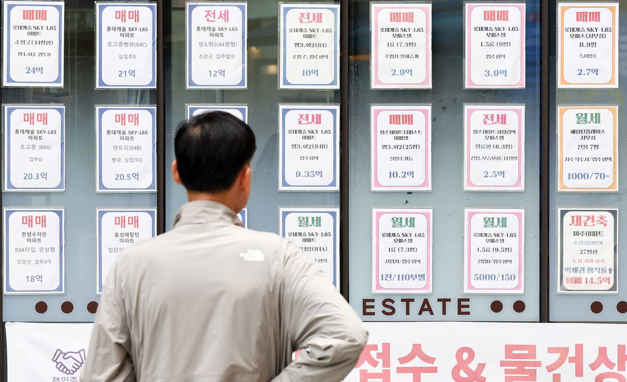 20일 서울부동산정보광장의 아파트 거래량 자료를 분석한 결과 올해 1~9월 서울 아파트 월세 거래량은 8만7740건으로 전체 전월세 거래량(17만2027건)의 51.0%를 차지했다. 뉴스1