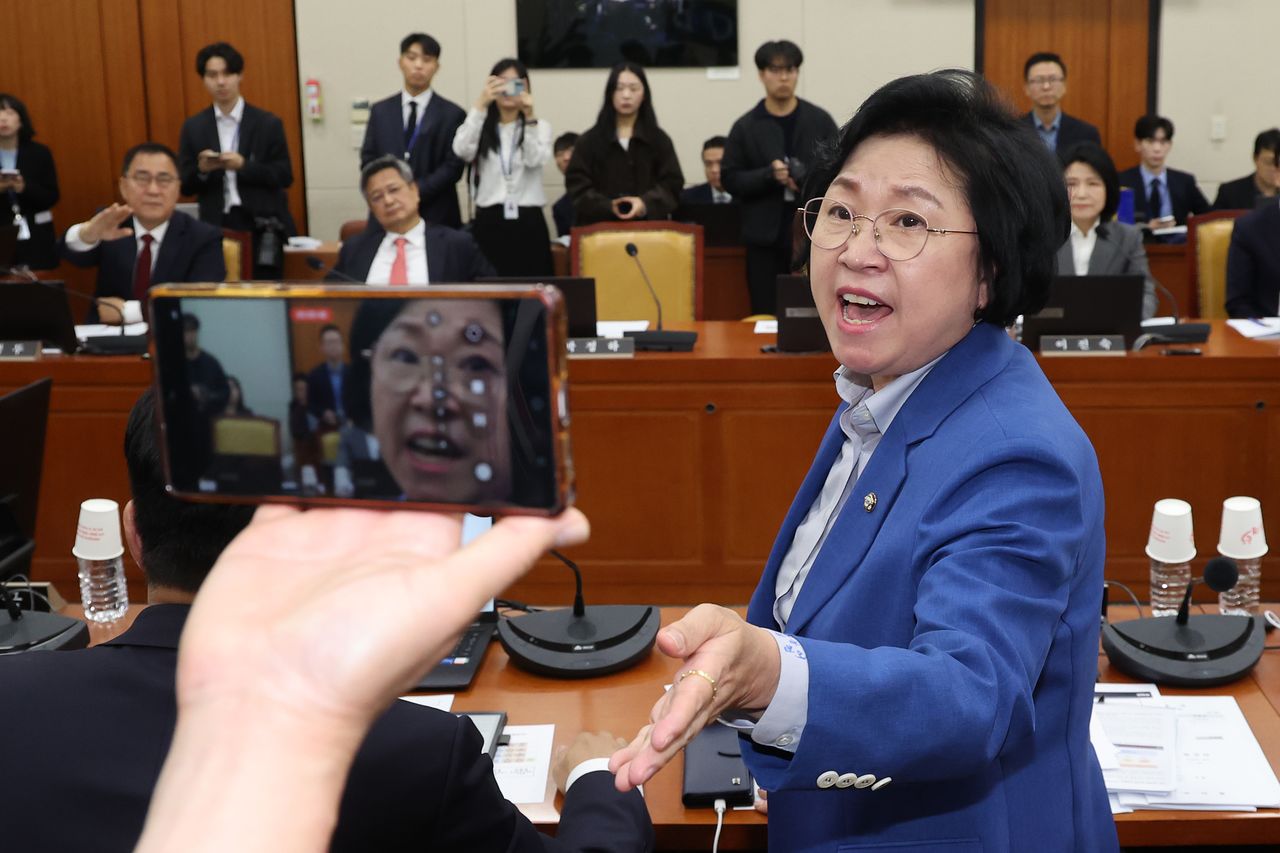 김현 더불어민주당 의원이 22일 서울 여의도 국회 과학기술정보방송통신위원회에서 열린 방송미디어통신위원회 등에 대한 국정감사 종합감사에서 본인 뒤에서 촬영하는 이진숙 국민의힘 보좌진에게 항의하고 있다. 뉴스1