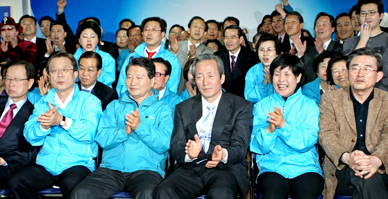 한나라당 지도부가 2008년 4월 10일 제18대 총선 출구조사 결과를 지켜본 뒤 박수를 치고 있다. 중앙포토