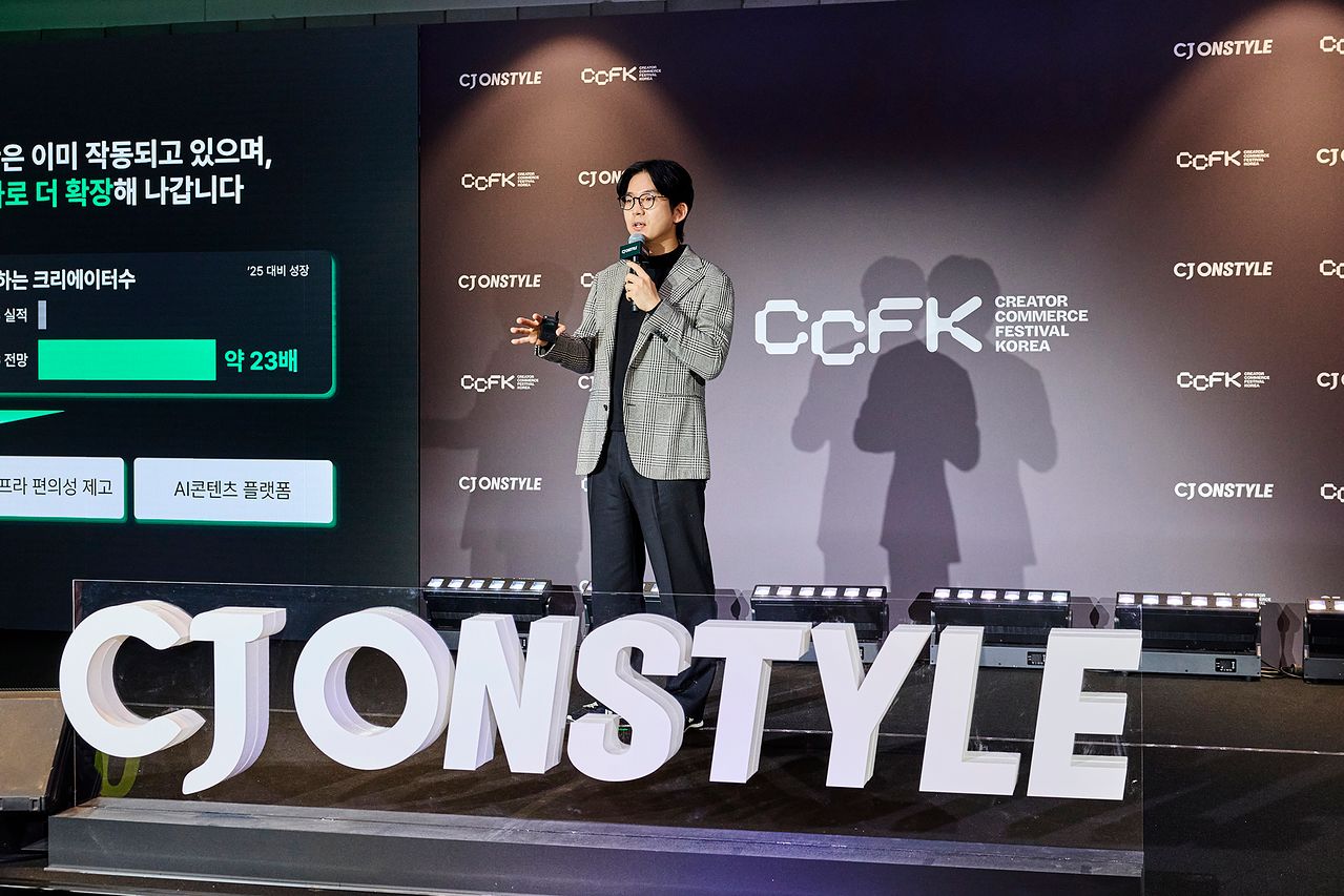 22일 서울 코엑스에서 열린 ‘크리에이터 커머스 페스티벌 코리아(CCFK) 2026’에서 성동훈 CJ ENM 커머스부문 플랫폼본부장이 전략을 발표하고 있다. 사진 CJ온스타일 