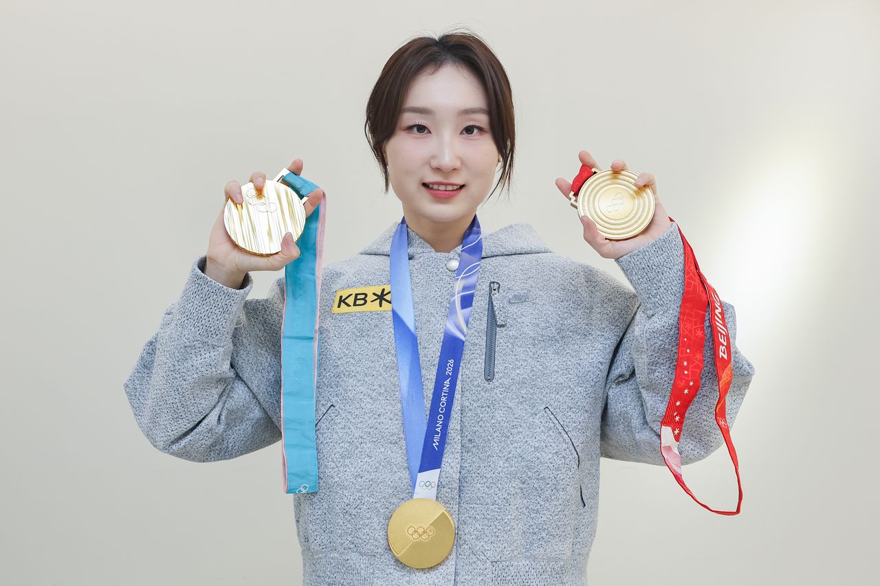 쇼트트랙 최민정이 11일 서울 강남구 올댓스포츠에서 연합뉴스와 인터뷰하기 전 평창ㆍ베이징ㆍ밀라노 올림픽에서 따낸 금메달과 함께 기념사진을 찍고 있다.   최민정은 이번 2026 밀라노ㆍ코르티나담페초 동계올림픽까지 세 차례 올림픽에서 통산 7개(금 4·은 3)의 메달을 목에 걸며 한국 선수 동·하계 올림픽 최다 메달 신기록을 작성했다. 연합뉴스