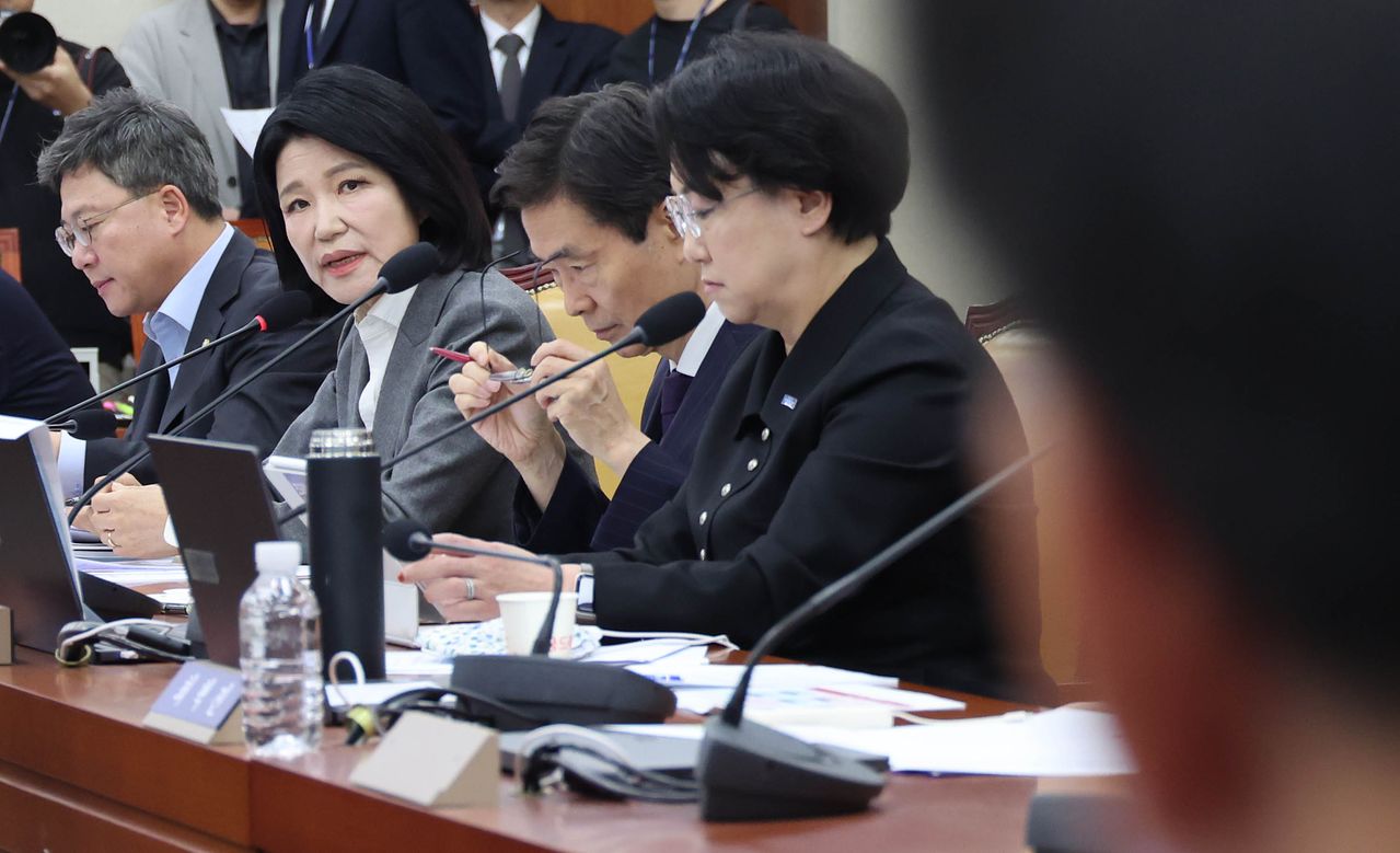 이진숙 국민의힘 의원(왼쪽 둘째)이 22일 국회 과학기술정보방송통신위원회에서 열린 방송미디어통신위원회 등에 대한 종합감사에서 김종철 방송미디어통신 위원장에게 질의하고 있다. 임현동 기자