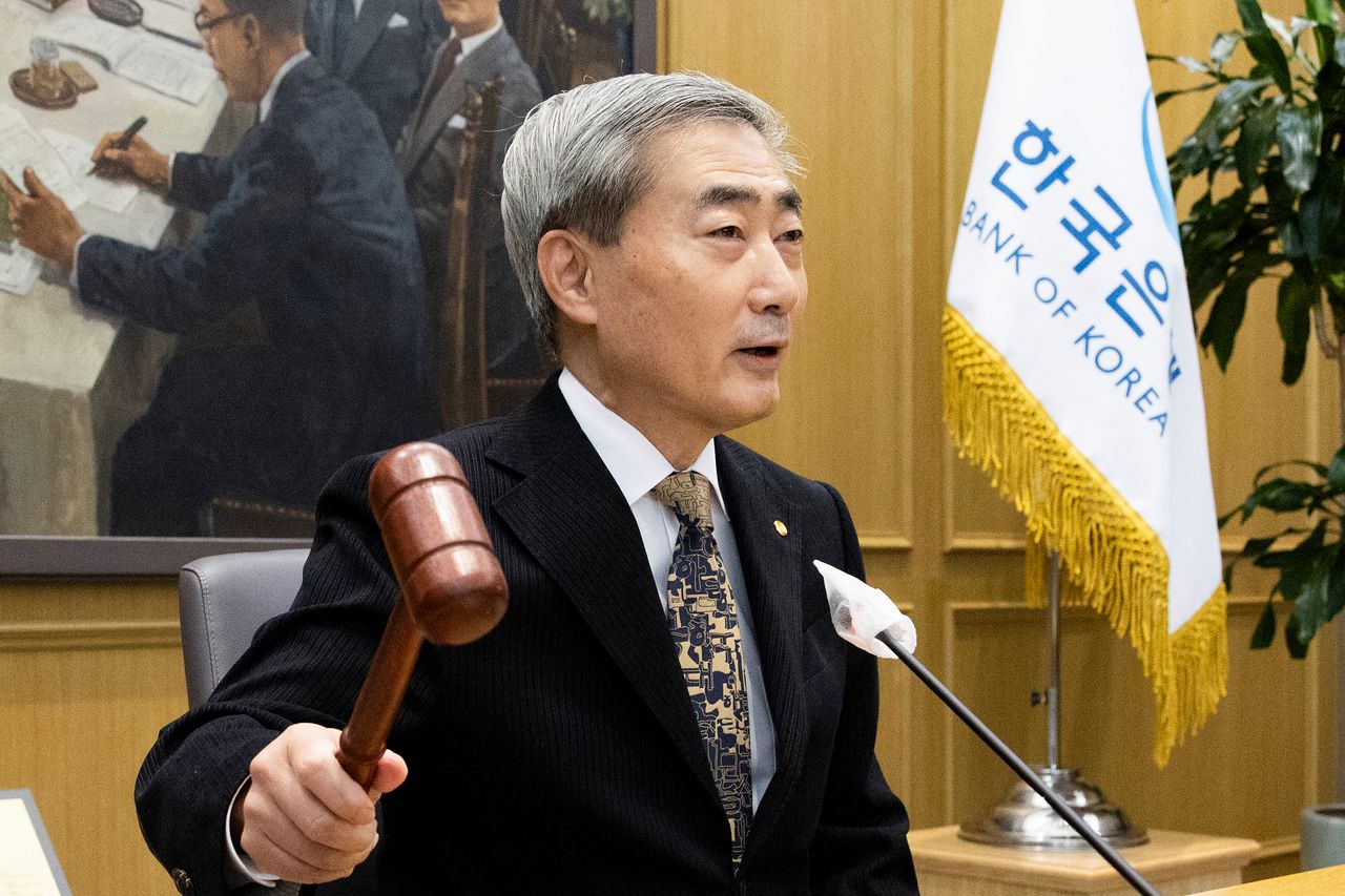 신현송 한국은행 총재가 22일 서울 중구 한국은행에서 열린 금융통화위원회 회의에서 의사봉을 두드리고 있다. 사진공동취재단