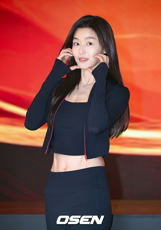 [OSEN=조은정 기자]23일 성동구 한 복합문화공간에서 애슬레저 브랜드의 포토월 행사가 열렸다.이날 행사에는 배우 전지현이 참석했다.   배우 전지현이 포즈를 취하고 있다. 2026.10.23 /cej@osen.co.kr