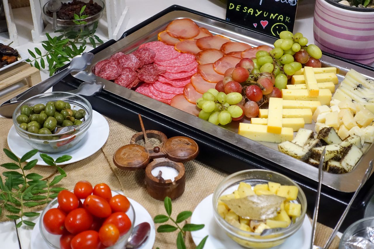 농가 숙소 아침상에 나온 신선한 햄과 치즈. 