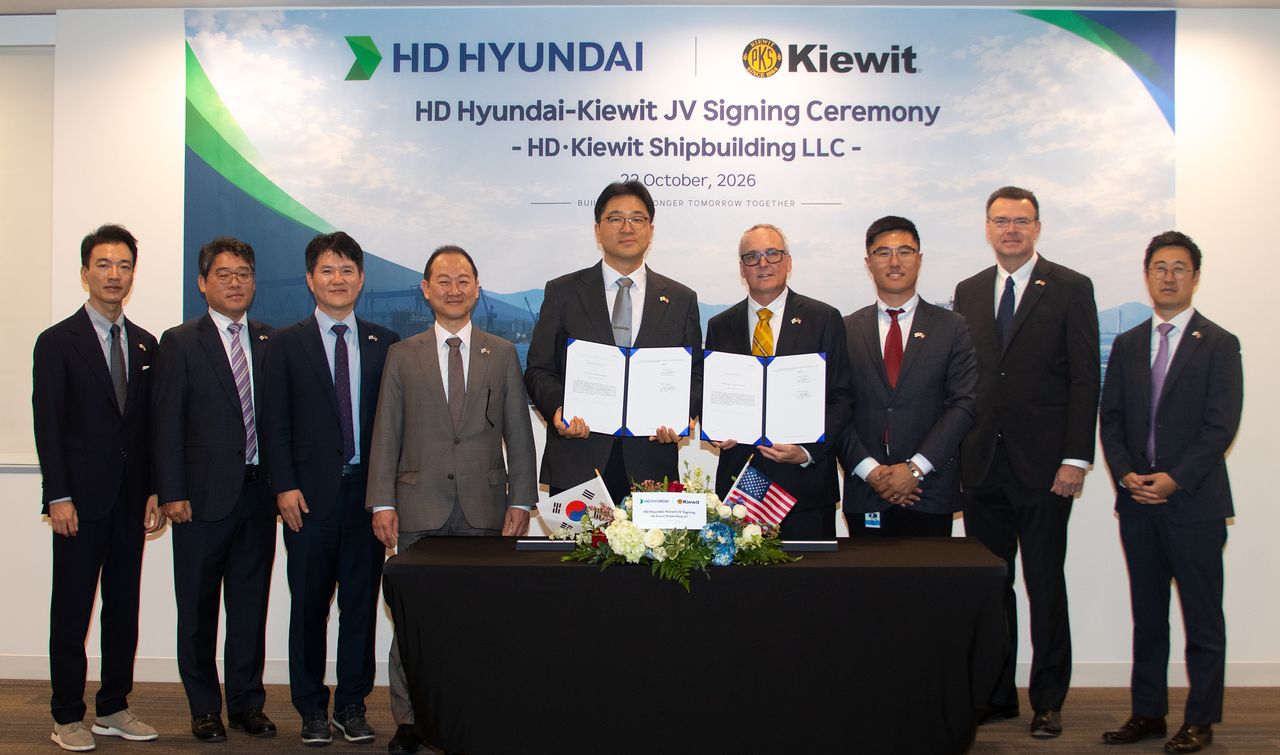 HD현대가 현지시간 22일(목) 미국 건설·엔지니어링 기업 키윗(Kiewit)과 ‘조선 합작법인 설립‘을 위한 계약을 체결했다. 왼쪽에서 다섯째 최한내 HD한국조선해양 기획부문장, 여섯째 채드 존슨 키윗 마리타임 최고경영자. 사진 HD현대