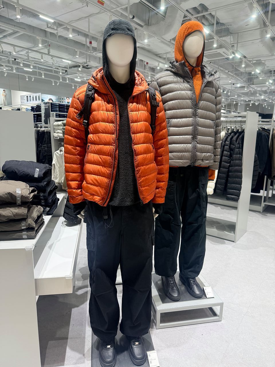 경량패딩은 가을에는 단독으로 입고 겨울에는 두꺼운 외투 안에 겹쳐 입을 수 있어 활용도가 높다. 무신사 스탠다드 매장에서 주황색 경량패딩을 활용한 스타일링을 선보이고 있다. 사진 이지영 기자