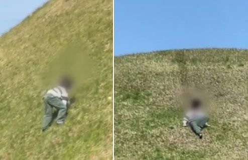 지난 4월 한 남자아이가 경북 경주시 역사유적지구 한 고분에 올라가 미끄럼을 탔다. 사진 JTBC ‘사건반장’ 캡처