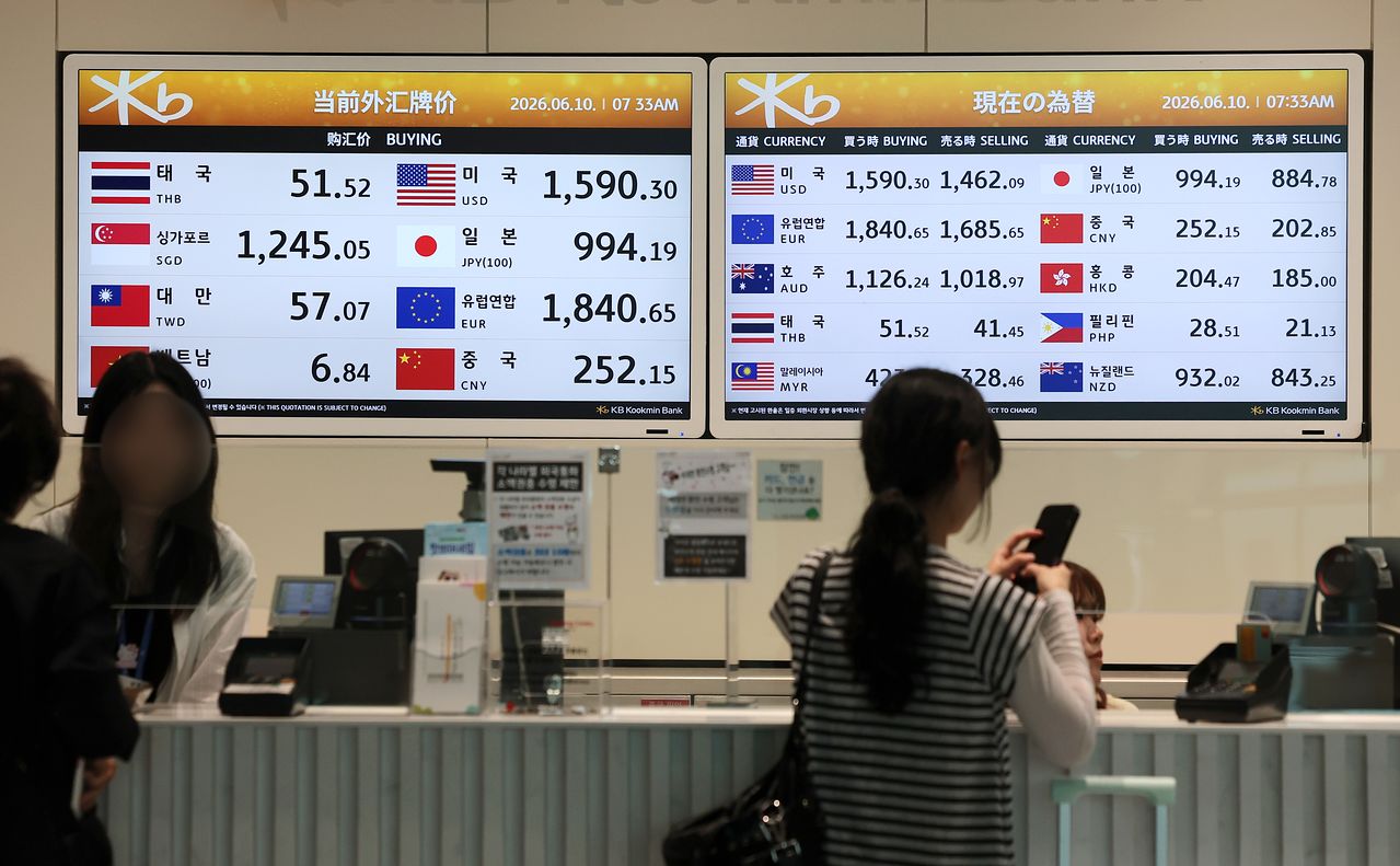 지난 6월 인천국제공항 제2여객터미널 환전소 전광판에 환율 시세가 표시돼 있다. 뉴스1