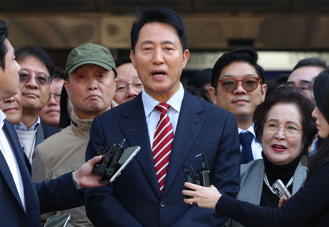 명태균 여론조사비 대납 의혹으로 재판에 넘겨진 오세훈 서울시장이 23일 오후 서울 서초구 서울고등법원에서 열린 정치자금법 위반 혐의 항소심 선고기일에서 무죄 판결을 받고 관련 입장을 밝히고 있다. 사진공동취재단.