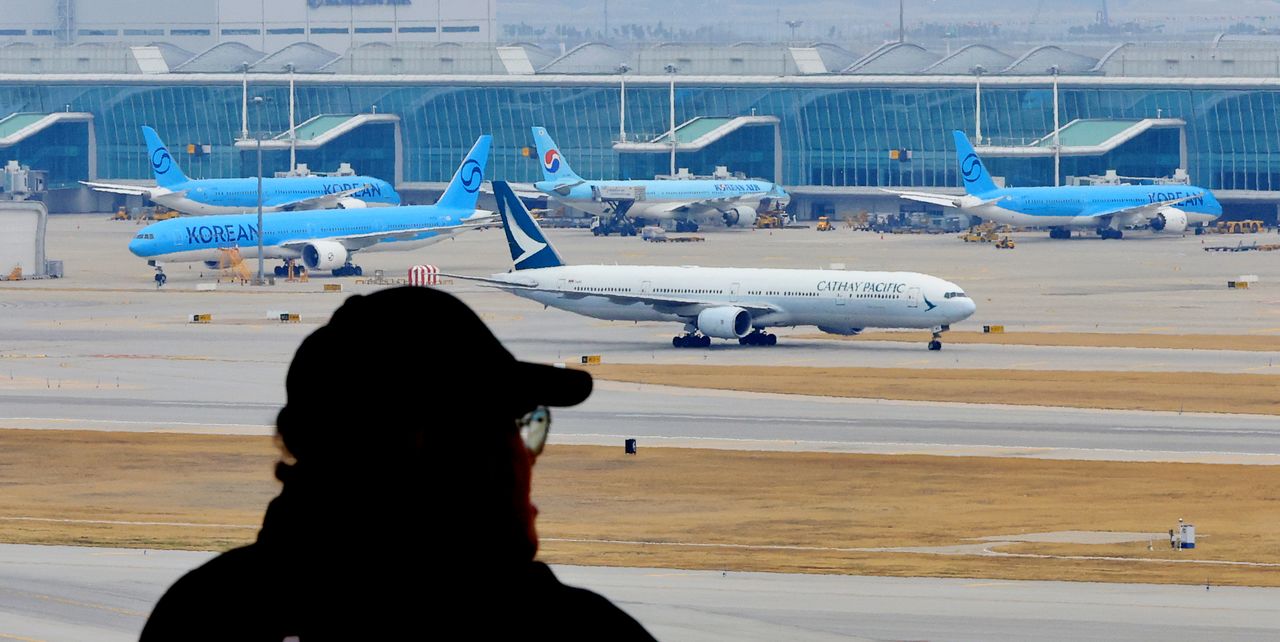 지난 4월 인천공항 전망대를 찾은 시민이 항공기들을 바라보는 모습. 뉴스1