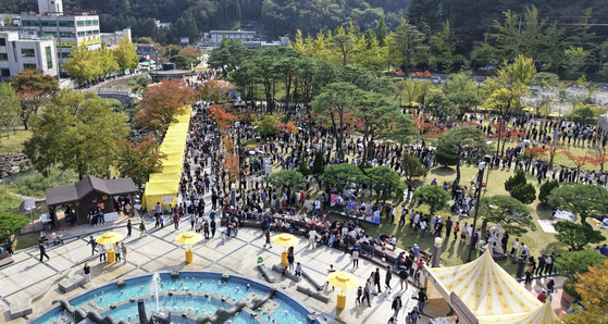 지난해 10월 26일 오후 경북 김천시 사명대사 공원과 직지사문화공원 일대에서 열린 제2회 '2025 김천김밥축제'가 방문객들로 문전성시를 이루고 있다. 사진 김천시