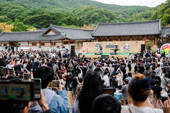 지난해 10월 26일 오후 경북 김천시 사명대사 공원과 직지사문화공원 일대에서 열린 제2회 '2025 김천김밥축제'가 방문객들로 문전성시를 이루고 있다. 사진 김천시