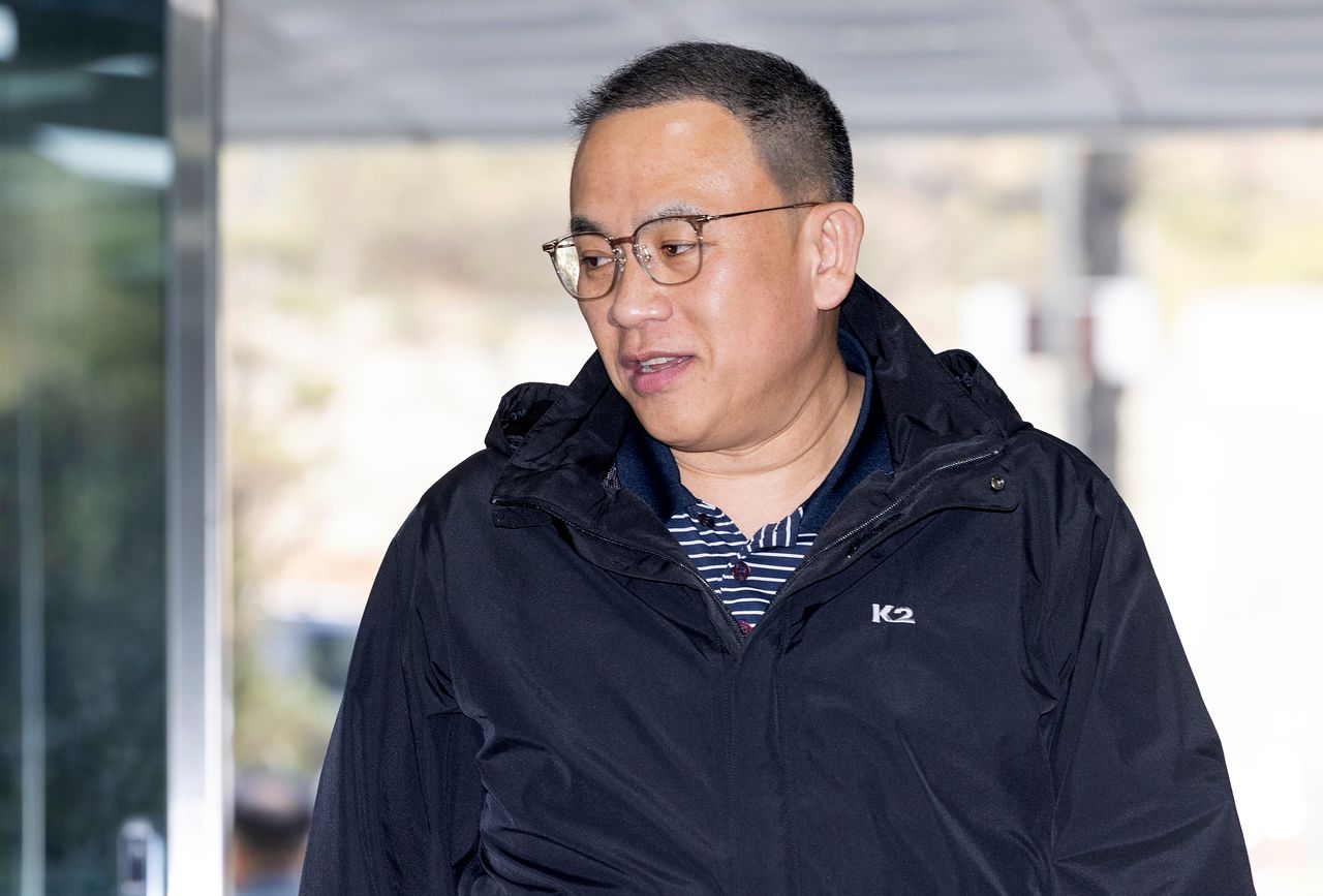 '정치브로커' 명태균 씨가 3일 서울 서초구 서울중앙지방법원에서 열린 오세훈 서울시장의 여론조사비 대납 의혹 사건 1심 공판에 증인으로 출석하고 있다. 뉴스1