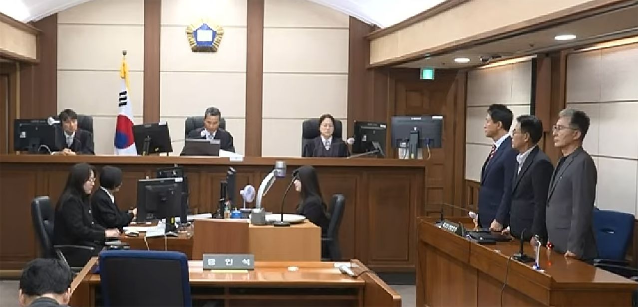 오세훈 서울시장이 23일 서울 서초구 고등법원에서 열린 '명태균 여론조사 대납 의혹 사건' 항소심 선고 공판에 출석하고 있다. 사진 서울고법 제공