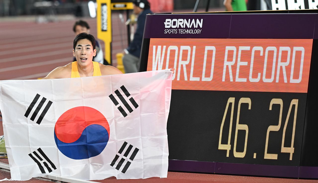 장민호가 23일 일본 나고야 팔로마 미즈호 스포츠파크에서 열린 ‘제5회 아이치-나고야 아시안 패러게임’ 남자 육상 400m T-13에 출전해 46.24로 세계신기록을 달성, 전광판 앞에서 태극기를 들어 보이고 있다. 사진공동취재단