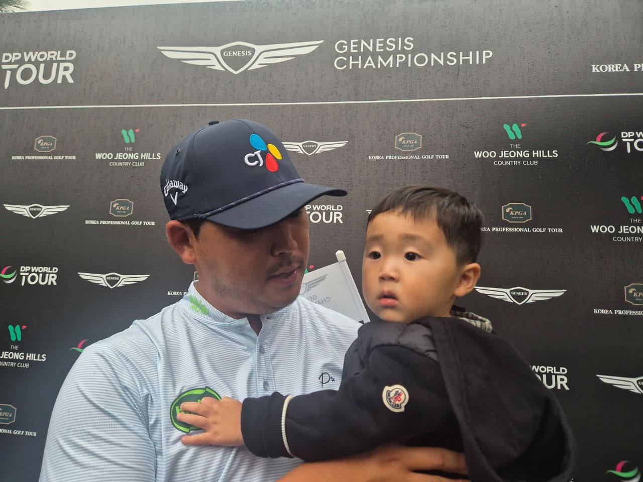 김시우가 경기 후 아들 태오군을 안고 있다. 성호준 기자