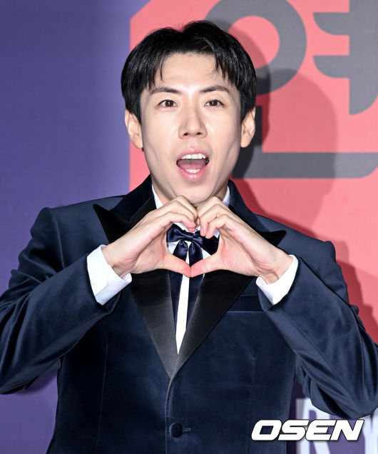 [OSEN=조은정 기자]2023 SBS연예대상 포토월 행사가 30일 서울 마포구 상암 SBS 프리즘타워에서 열렸다.방송인 양세찬이 레드카펫을 밟으며 포즈를 취하고 있다. 2023.12.30/cej@osen.co.kr