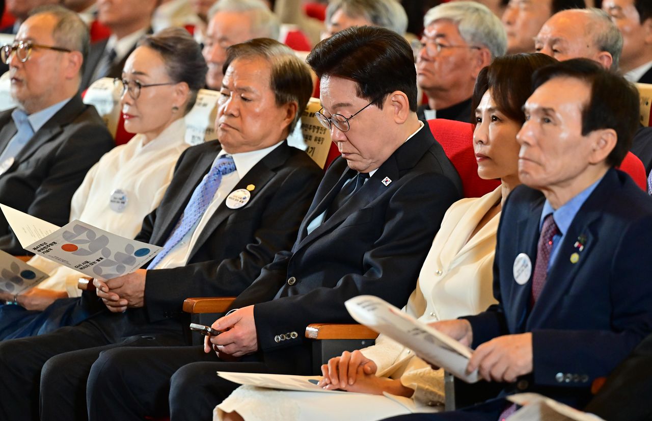 이재명 대통령이 지난 16일 부산시청에서 열린 제47주년 부마민주항쟁 기념식에서 휴대전화를 보고 있다. 청와대사진기자단