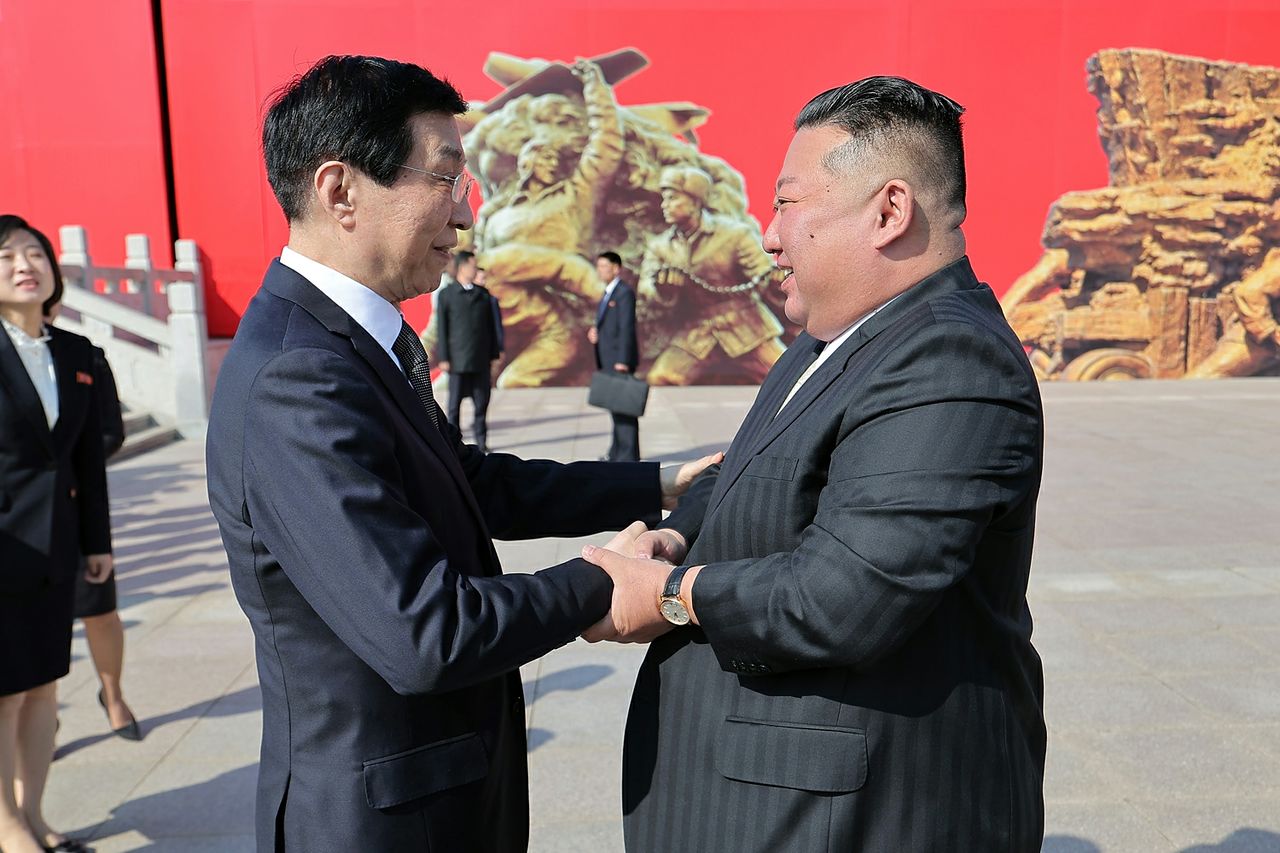 북한 노동당 기관지 노동신문은 25일 김 총비서가 전날 ″중국인민지원군 조선전선참전 76주년을 맞아 중국 단둥을 방문하고 '항미원조기념관'을 찾았다″라고 보도했다. 사진은 이날 만난 김 총비서와 왕후닝 중국인민정치협상회의(정협) 전국위원회 주석의 모습. 노동신문=뉴스1