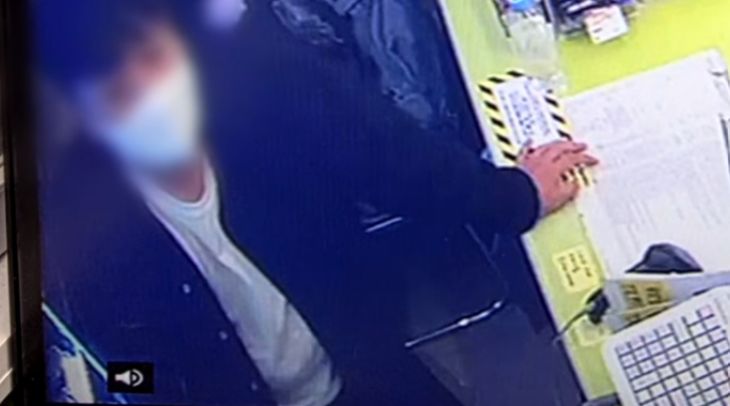 30대 남성 A씨가 한 편의점에서 현금을 절도하는 모습. 사진 JTBC ‘사건반장’ 캡처