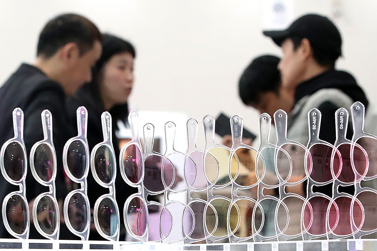 실명을 초래하는 안과 질환은 노안처럼 흐릿한 시력 이상 증상으로 시작해 초기에 자각하기 매우 어렵다. 한 국제안경박람회장을 찾은 관람객이 다양한 안경·선글라스 제품을 살펴보고 있다. 사진 뉴스1
