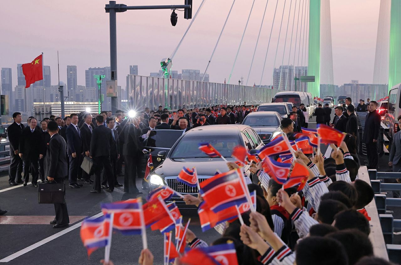 북한 노동당 기관지 노동신문은 25일 김정은 총비서가 전날 ″중국인민지원군 조선전선참전 76주년을 맞아 중국 단둥을 방문하고 '항미원조기념관'을 찾았다″라고 보도했다. 일정을 마친 김 총비서가 최근 개통한 신압록강대교를 통해 귀국했다고 전했다. 왕후닝 중국인민정치협상회의(정협) 전국위원회 주석 등 중국 측 인사들 또한 다리 중간 지점까지 함께해 김 총비서를 배웅했다. 노동신문=뉴스1