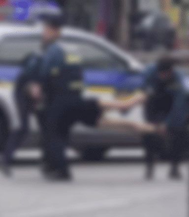 경찰에 의해 들려나오는 여성. 연합뉴스 