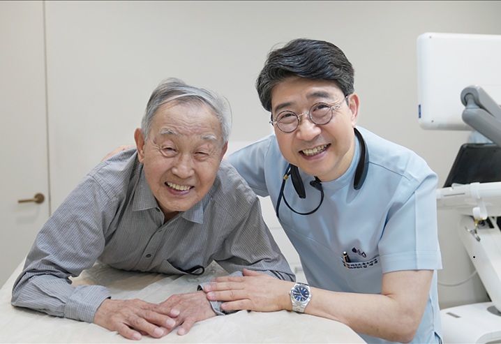 하지정맥류 비수술 치료를 받은 독립유공자 후손 우승희씨(왼쪽)와 김병준 레다스 흉부외과 대표원장. [사진 김병준 레다스 흉부외과]
