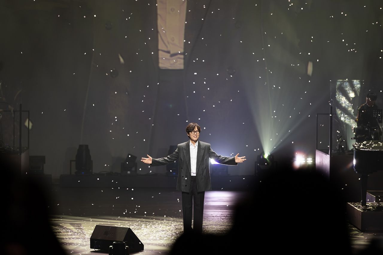 지난 17~19일, 22~25일 서울 세종문화회관 대극장에서 열린 김동률 콘서트. 김동률이 무대를 마친 후 관객들에게 인사하고 있다. [사진 뮤직팜엔터테인먼트]